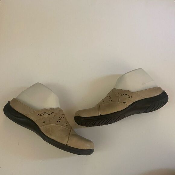 East Street Women’s Beige Slip On Flats Clogs Size 7.5 - Picture 1 of 8